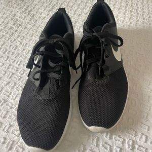 Men’s size 13 Nike Roche Golf Shoes